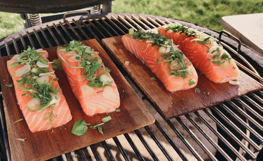 Saumon sur planche de cèdre - Maîtrisez la cuisson parfaite
