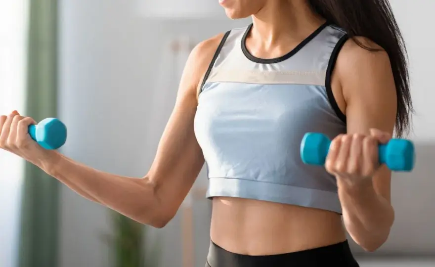 Ćwiczenia na ramiona w domu - Skuteczny plan na biceps i triceps