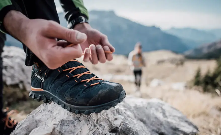 Jak wiązać buty trekkingowe? 7 technik na komfort i bezpieczeństwo