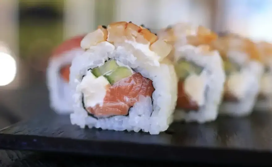 Uramaki – sushi z ryżem na zewnątrz. Jak zrobić idealne?