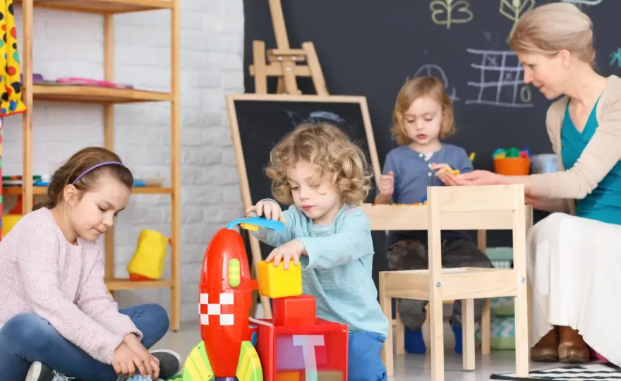 Ile zarabia opiekunka w żłobku? Sprawdź realne zarobki!