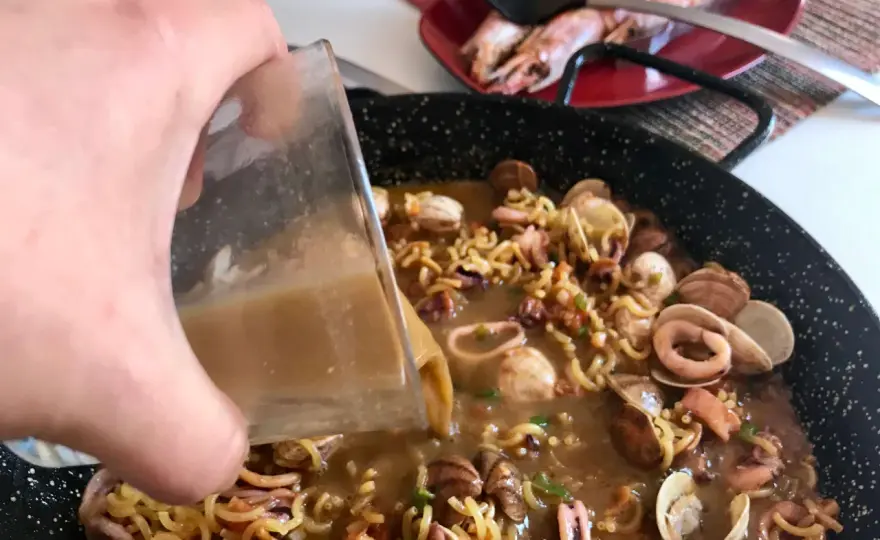 Cómo hacer una fideuà marinera perfecta con caldo y sofrito