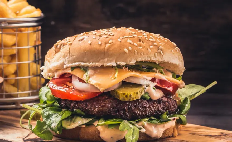 Kto wymyślił hamburgera? Złożona historia kultowej kanapki