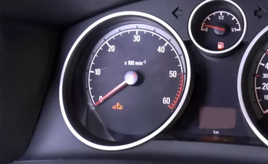 Kontrolka auto z kluczem Opel: Co oznacza i jak to naprawić?
