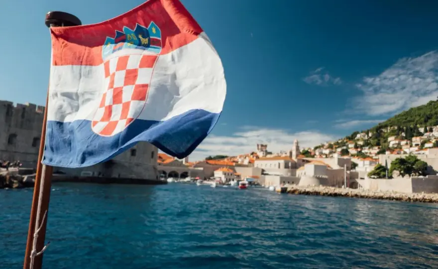Wakacje w Chorwacji: Przepisy celne i limity. Sprawdź, co zabrać!