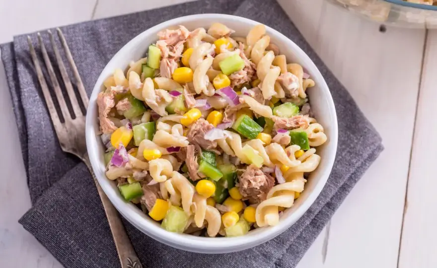 Nudelsalat mit Thunfisch - So gelingt er cremig und bissfest
