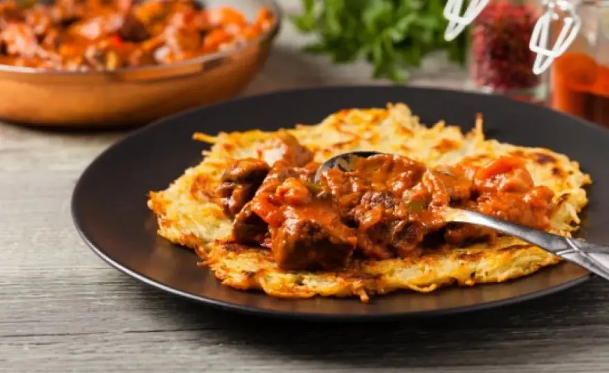 Jaki sos do placków ziemniaczanych? Od klasyki po nowe smaki!