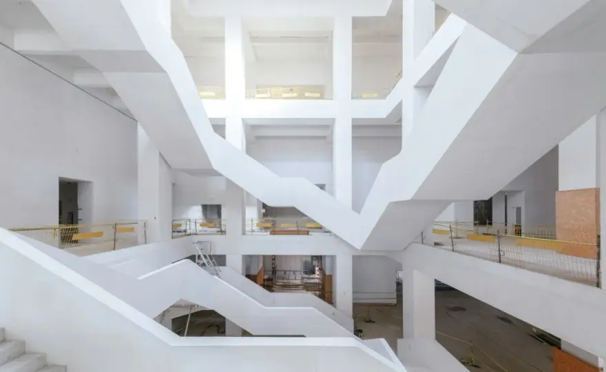 Muzeum Sztuki Nowoczesnej budowa: opóźnienia i architektoniczne detale