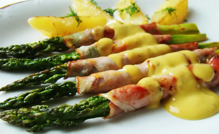 Szparagi w szynce parmeńskiej - przepis na idealną przekąskę!