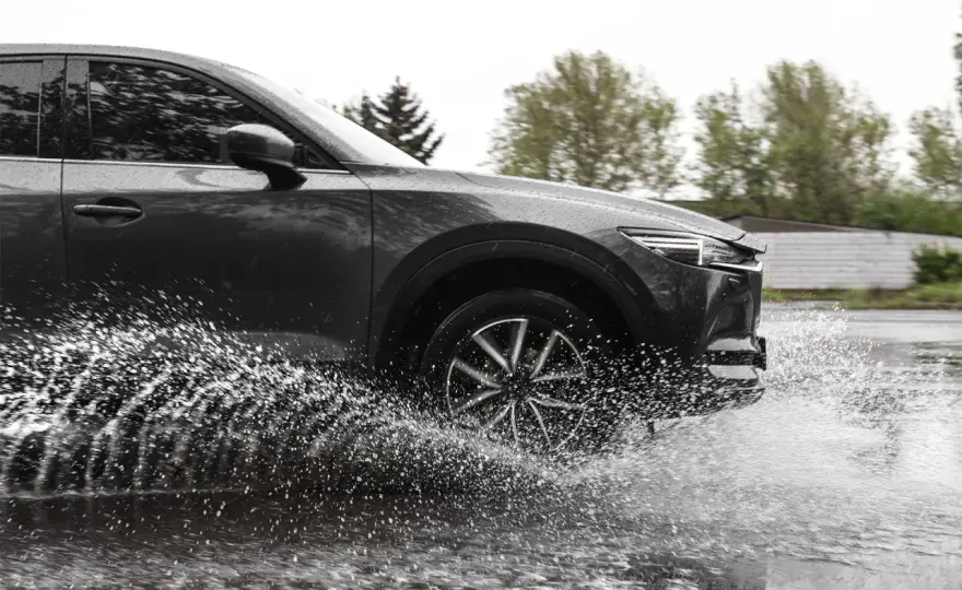 Aquaplaning - Jak uniknąć poślizgu na wodzie?