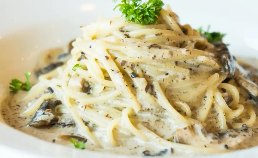 Spaghetti z sosem pieczarkowym – prosty przepis na pyszne danie