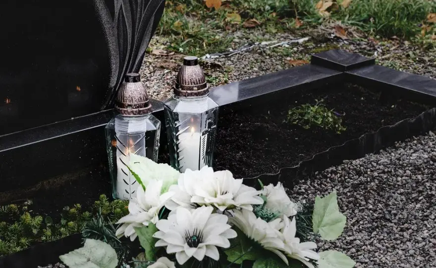 Jak pięknie udekorować pomnik na cmentarzu – praktyczne porady i inspiracje