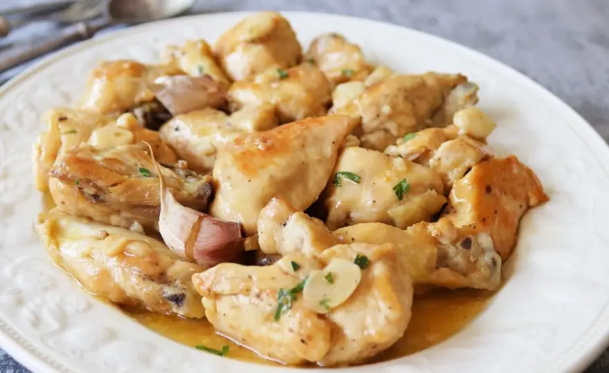 Pollo al ajillo jugoso con ajo dorado y vino blanco