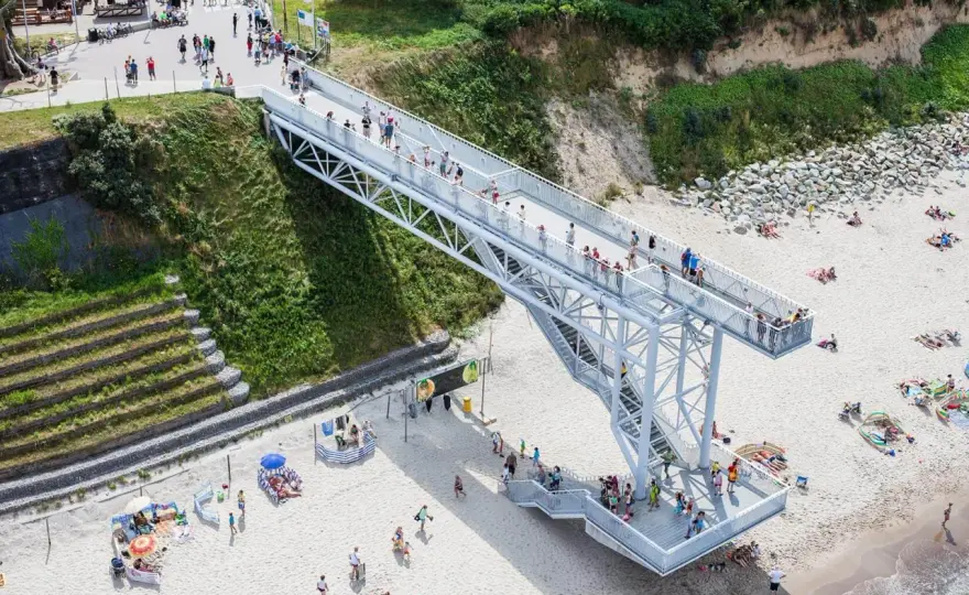 Plaża w Trzęsaczu - Jak zaplanować dzień nad klifem?