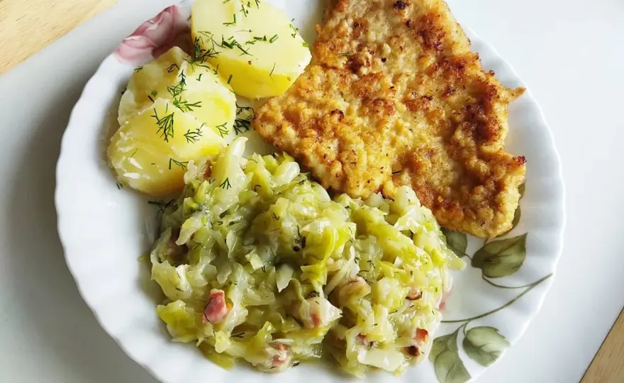 Młoda kapusta zasmażana - prosty przepis i sprawdzone triki