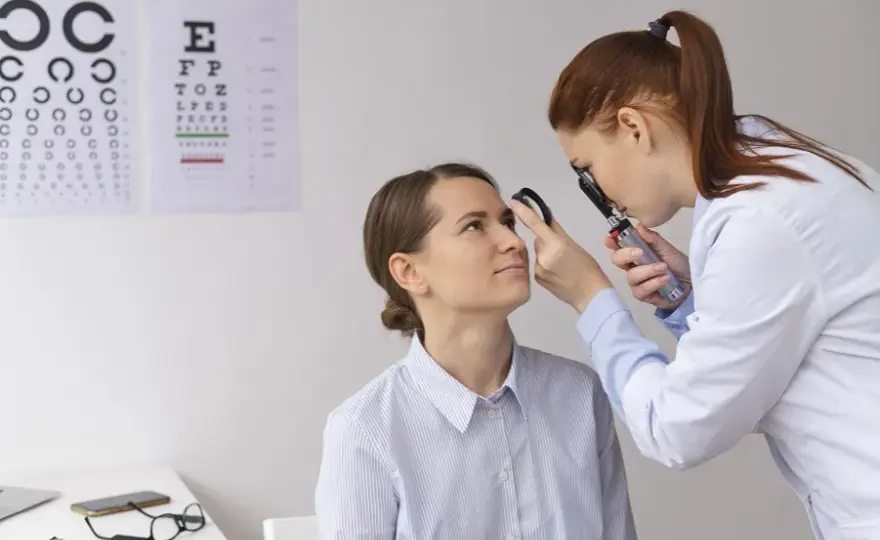 Badanie dna oka co to? Kluczowe informacje o jego znaczeniu i przebiegu
