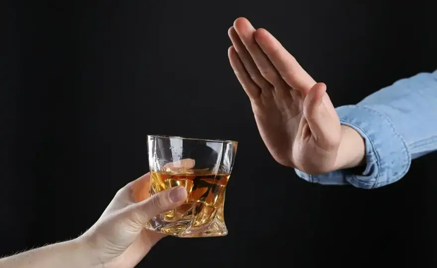 Alkohol przed dentystą: Dlaczego musisz go unikać przed wizytą?