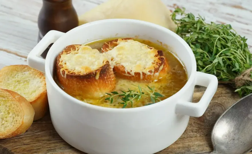 Francuska zupa cebulowa - Jak uzyskać głęboki smak jak w bistro?