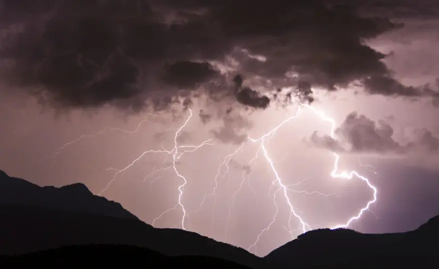 Gewitter in den Bergen - so bleibst du beim Wandern sicher