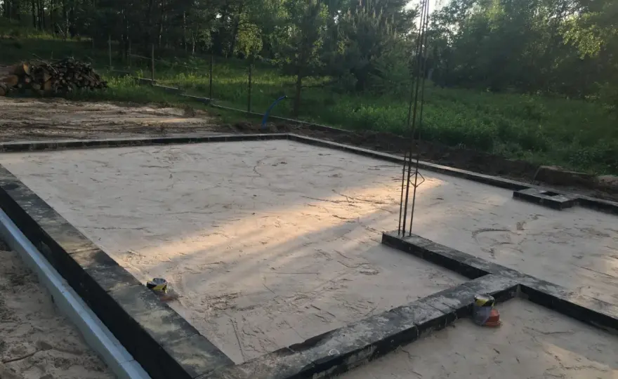 Czy można zostawić odkryte fundamenty na zimę? Skutki i ochrona
