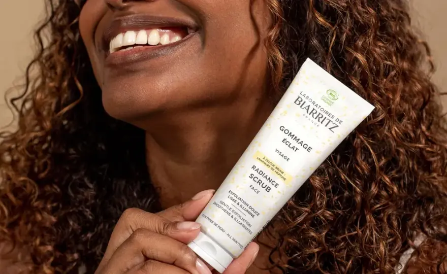 Gommage du visage - bienfaits et précautions pour une peau douce