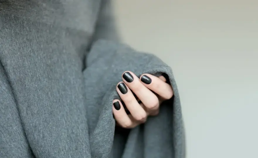 Paznokcie do czarnej sukienki - Jak dobrać idealny manicure?