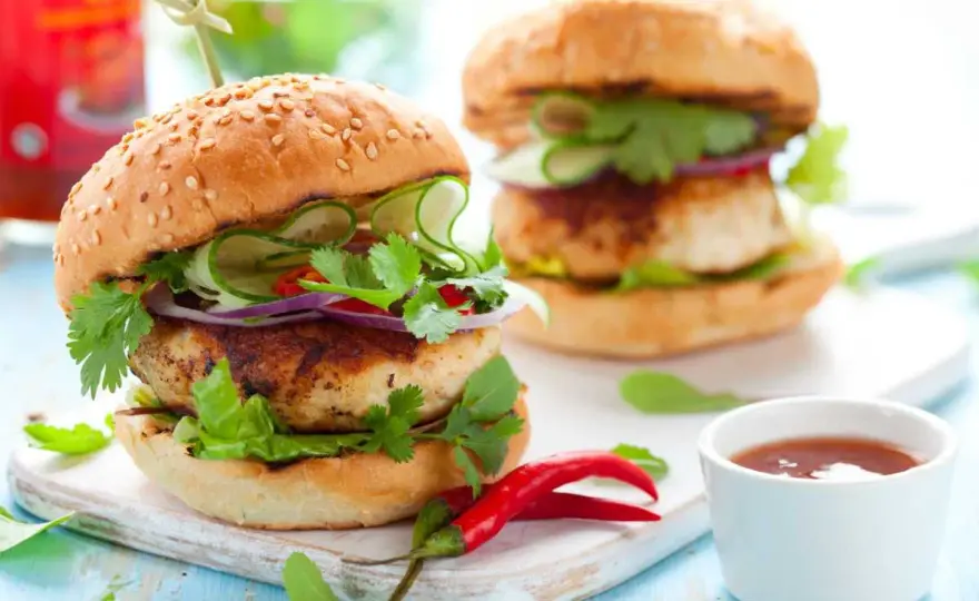 Hamburguesa de pollo jugosa y fácil de preparar en casa