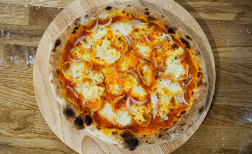 Ile gram ciasta na pizzę 32 cm? Odkryj idealną wagę dla smaku