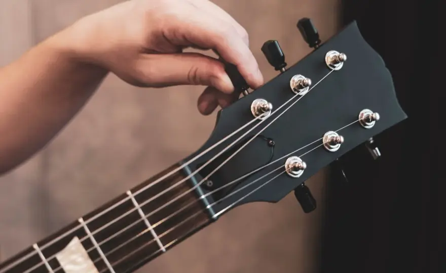 Jak nastroić gitarę elektryczną bez tunera? Proste metody