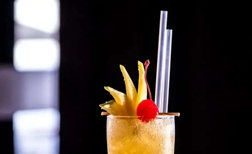 Pyszne drinki z wódką mango, które zachwycą Twoich gości