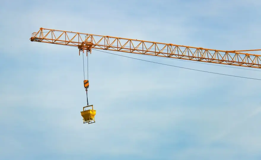 Ile waży dźwig? Poznaj wagi różnych typów maszyn