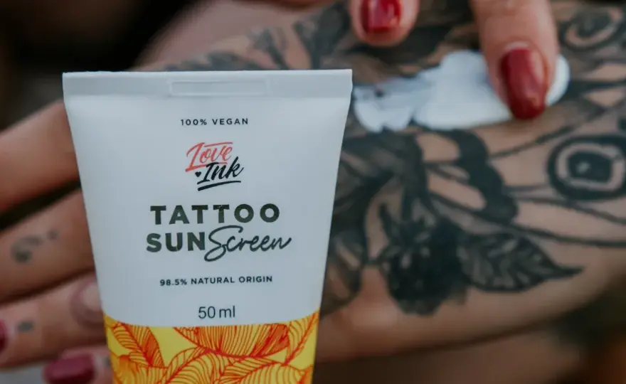 Jaki krem do tatuażu? Wybierz mądrze i ciesz się kolorem na lata!