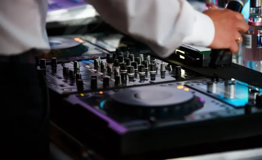 Ile bierze DJ za wesele? Poznaj ukryte koszty i ceny usług