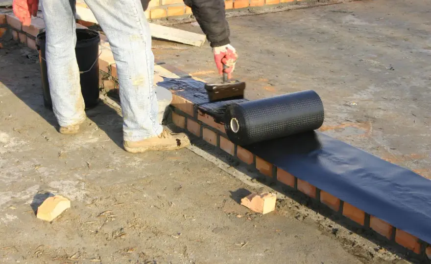 Materiały hydroizolacyjne - co wybrać do fundamentów i dachu?