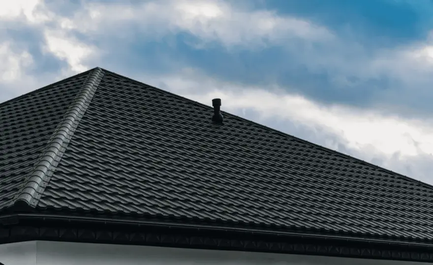 Blacha Germania Simetric: dlaczego warto wybrać solidne pokrycie dachowe?