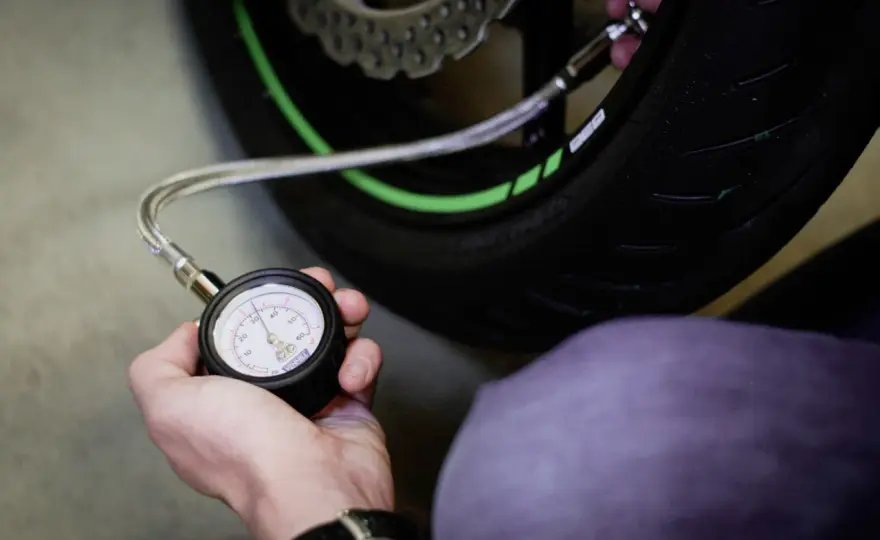 Presión de neumáticos de moto - cómo acertar en frío
