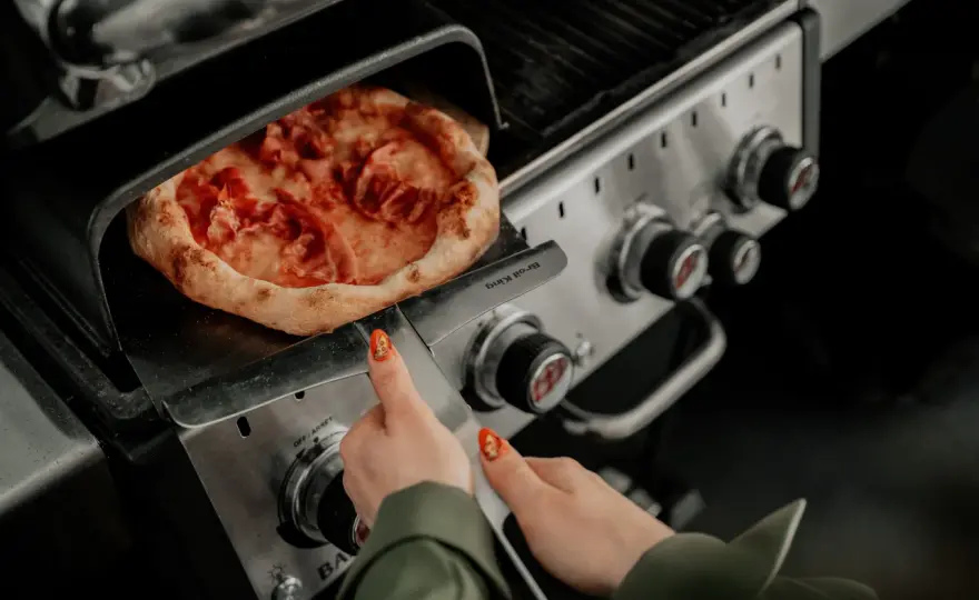 Jak piec bez kamienia - chrupiący spód pizzy i chleba? To proste!