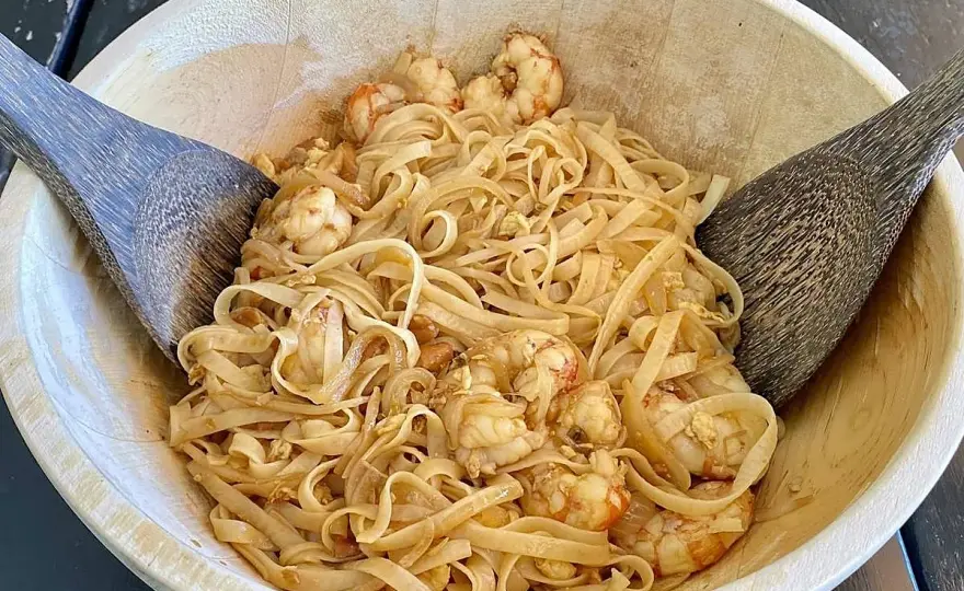 Pad thai casero con fideos sueltos y salsa equilibrada