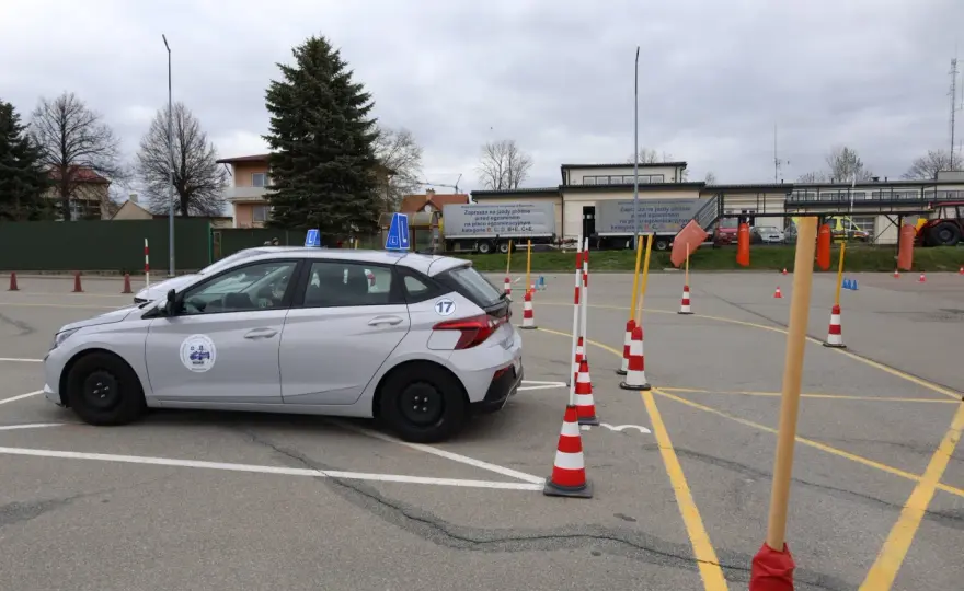 Prawo jazdy kategorii B - Limity DMC, koszty i zmiany dla 17-latków
