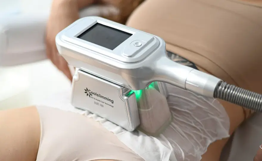 Kriolipoliza vs Endermologia: Który zabieg wybrać? Porównanie
