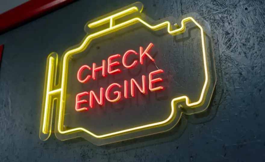 Kontrolka check engine - Co oznacza i czy można z nią jechać?