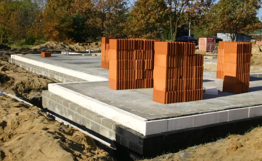 Ile kosztuje fundament pod dom? Sprawdź, co wpływa na ceny!