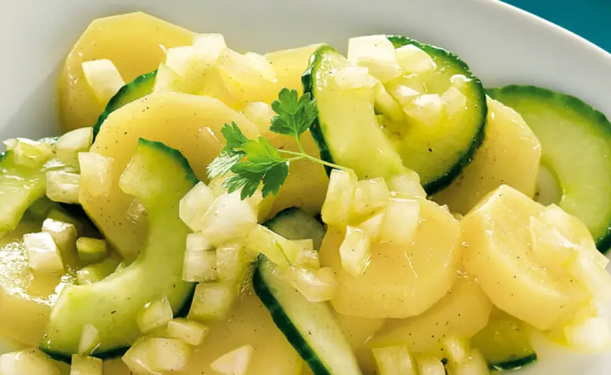 Kartoffelsalat mit Gurken - So gelingt er ohne Wässern perfekt
