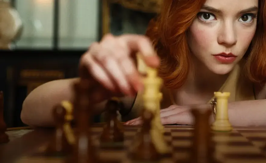 Obsada „Gambitu królowej” - kto gra Beth Harmon i Borgowa?
