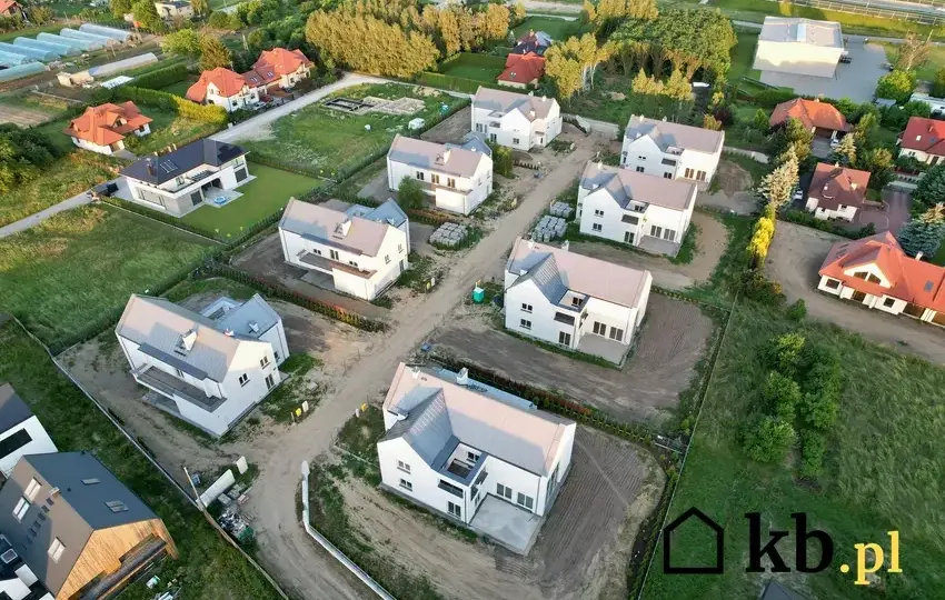 Budynek gospodarczy od granicy: 3, 4 m, czy bliżej? Ekspert wyjaśnia