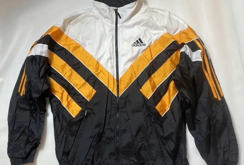 Kurtka vintage Adidas: Powrót do lat 90.? Moda znów zaskakuje!