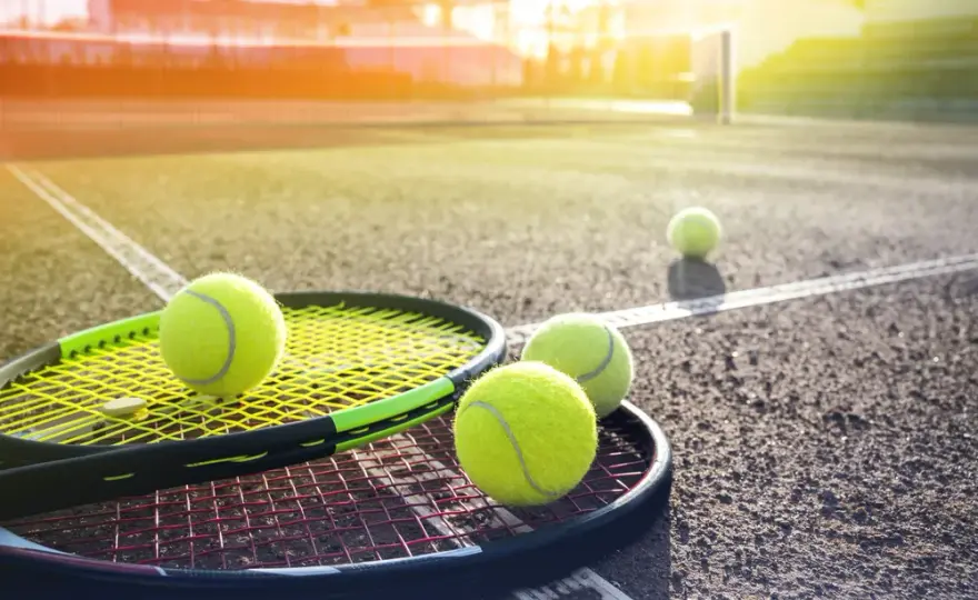 Tenis ziemny dla początkujących: zasady i tajniki gry na korcie