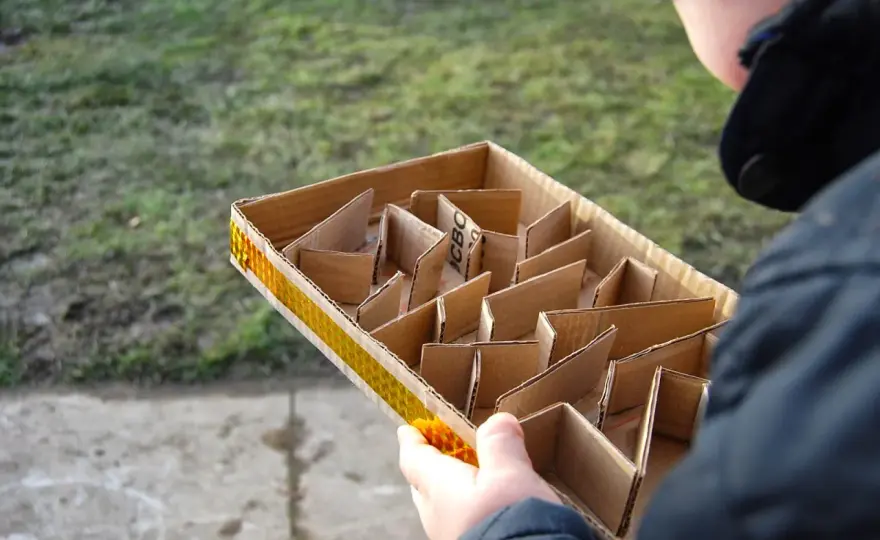 Jak zrobić kasę z kartonu? Prosty przewodnik DIY dla dzieci