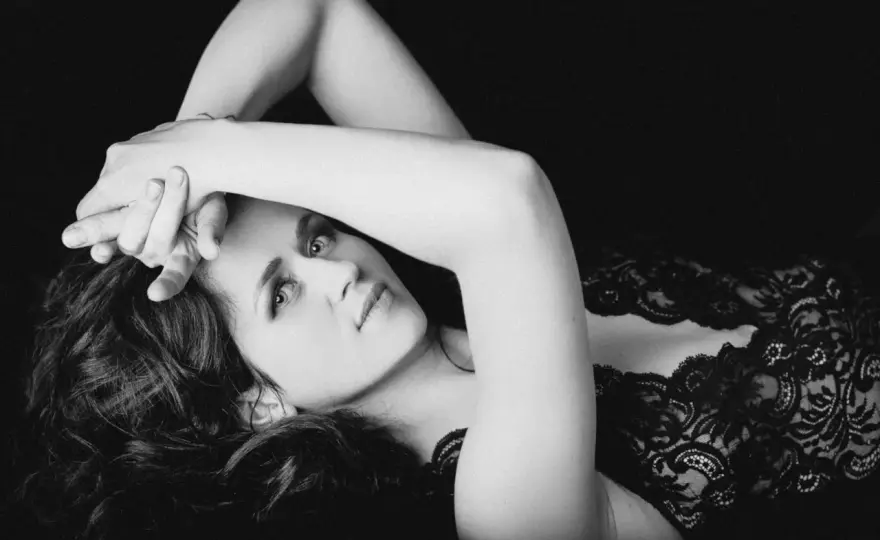 Zdjęcia sensualne - jak robić naturalne i eleganckie portrety?