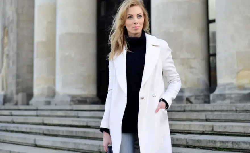 Biały płaszcz: Stylizacje, które odmienią Twój look! Porady ekspertki